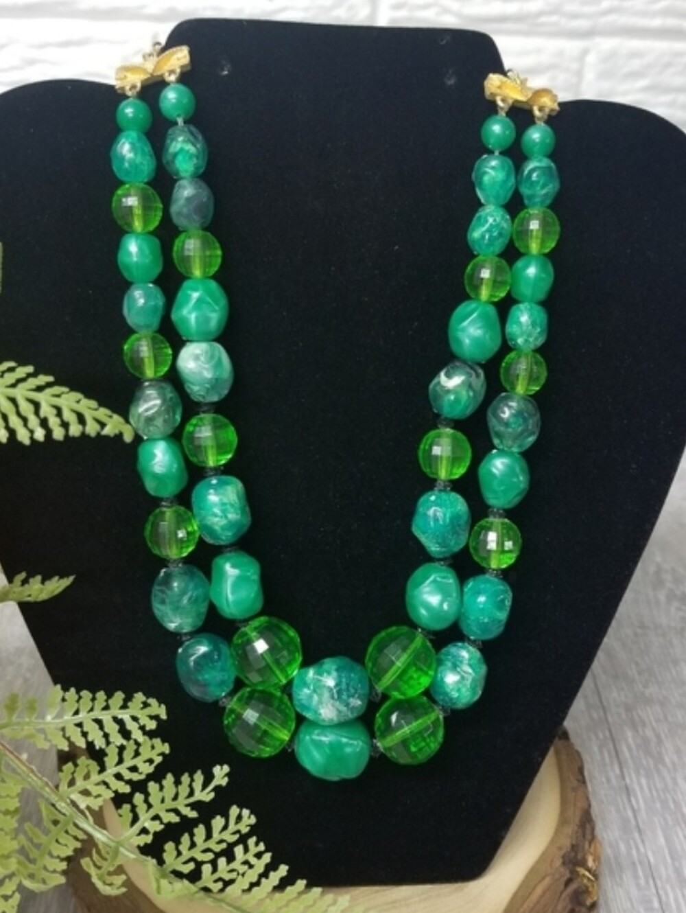 Vintage green plastic beaded choker necklace - Picture 4 of 7